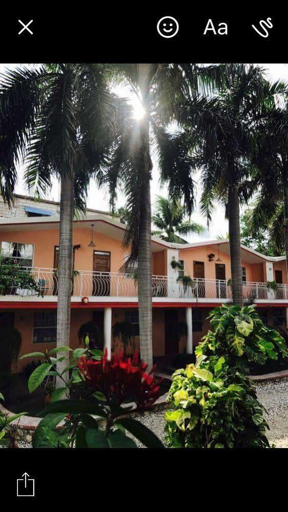 Palm Inn Hotel Port-au-Prince Buitenkant foto